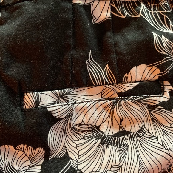 WHBM White House Black Market white and black floral shorts. Like new condition - Picture 5 of 5